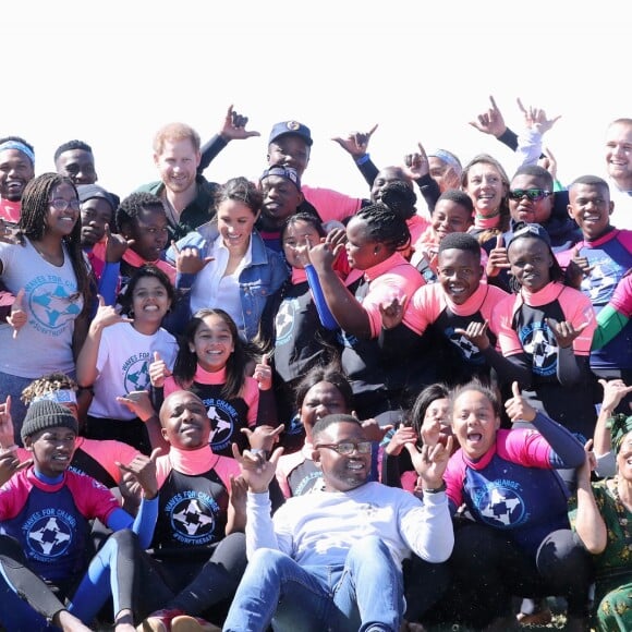 Meghan Markle, duchesse de Sussex, et le prince Harry ont rencontré des membres de l'association "Waves for Change" au Cap au matin de leur 2e journée en Afrique du Sud le 24 septembre 2019.