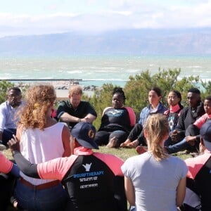 Le prince Harry, duc de Sussex, et Meghan Markle, duchesse de Sussex rencontrent les membres de "Waves for Change" un organisme de bienfaisance qui travaille avec les surfeurs locaux sur la plage de Monwabisi au Cap lors de leur 2ème journée en Afrique du Sud, le 24 septembre 2019.  The Duchess of Sussex arrives for a visit to Waves for Change at Monwabisi Beach in Cape Town, on day two of the royal tour of Africa, on 24th September 2019 in Cape Town, South Africa. They learn about the work of ‘Waves for Change', an NGO which fuses surfing with evidence-based mind and body therapy to provide a child-friendly mental health service to vulnerable young people living in challenging communities.24/09/2019 - Le Cap