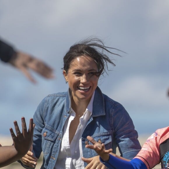 Le prince Harry, duc de Sussex, et Meghan Markle, duchesse de Sussex rencontrent les membres de "Waves for Change" un organisme de bienfaisance qui travaille avec les surfeurs locaux sur la plage de Monwabisi au Cap lors de leur 2ème journée en Afrique du Sud, le 24 septembre 2019.  The Duchess of Sussex arrives for a visit to Waves for Change at Monwabisi Beach in Cape Town, on day two of the royal tour of Africa, on 24th September 2019 in Cape Town, South Africa. They learn about the work of ‘Waves for Change', an NGO which fuses surfing with evidence-based mind and body therapy to provide a child-friendly mental health service to vulnerable young people living in challenging communities.24/09/2019 - Le Cap