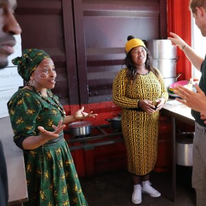 Le prince Harry, duc de Sussex, et Meghan Markle, duchesse de Sussex rencontrent des membres de l'association "Lunchbox Fund" qui fournit près de 30 000 repas chaque jour dans les zones rurales, lors de leur 2ème jour en Afrique du Sud, le 24 septembre 2019. Le couple est allé rendre visite aux membres de "Waves for Change", un organisme de bienfaisance qui travaille avec les surfeurs locaux sur la plage Monwabisi.  The Duke and Duchess of Sussex in the compound kitchen, where charity The Lunchbox Fund, provides nearly 30,000 nutritious meals every day to programmes in townships and rural areas, during a visit to Waves for Change at Monwabisi Beach in Cape Town, on day two of the royal tour of Africa.24/09/2019 - Le Cap