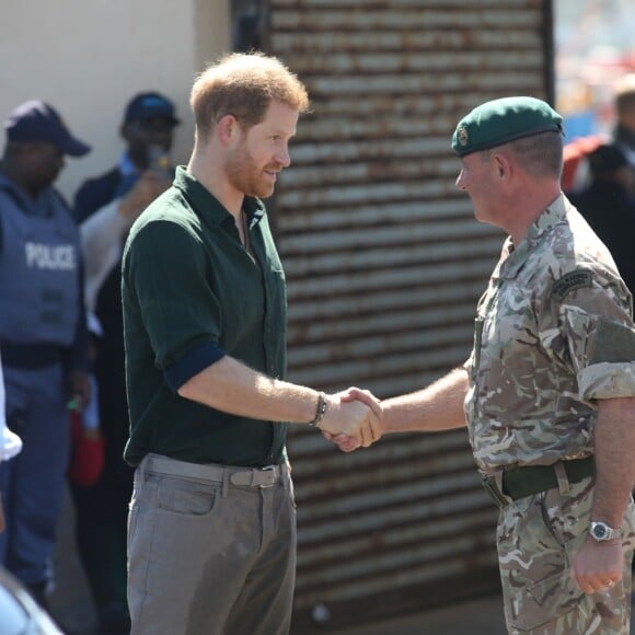 Le prince Harry, duc de Sussex, s'est rendu à l'Unité de Marine du Cap en Afrique du Sud le 24 septembre 2019 pour voir les efforts déployés dans la lutte contre le braconnage des ormeaux.