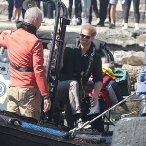 Le prince Harry, duc de Sussex, s'est rendu à l'Unité de Marine du Cap en Afrique du Sud le 24 septembre 2019 pour voir les efforts déployés dans la lutte contre le braconnage des ormeaux.