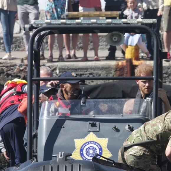 Le prince Harry, duc de Sussex, s'est rendu à l'Unité de Marine du Cap en Afrique du Sud le 24 septembre 2019 pour voir les efforts déployés dans la lutte contre le braconnage des ormeaux.