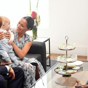 Meghan Markle, le prince Harry et leur fils Archie rencontrent Desmond Tutu et sa fille à Cape Town, en Afrique du Sud, le 25 septembre 2019.