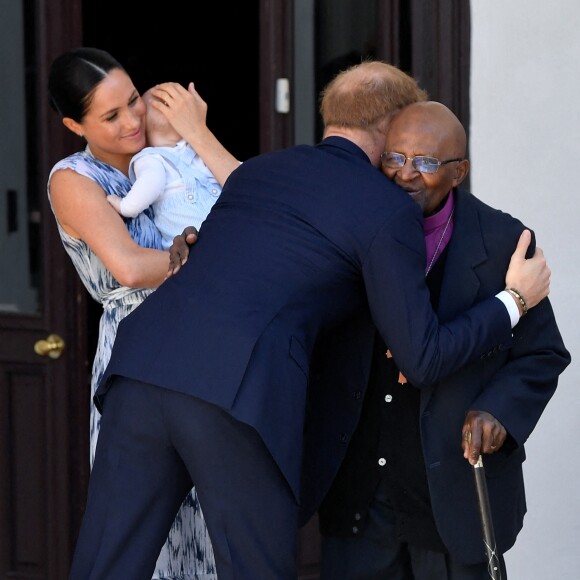 Meghan Markle, le prince Harry et leur fils Archie rencontrent Desmond Tutu et sa fille à Cape Town, en Afrique du Sud, le 25 septembre 2019.