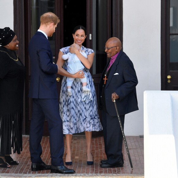 Meghan Markle, le prince Harry et leur fils Archie rencontrent Desmond Tutu et sa fille à Cape Town, en Afrique du Sud, le 25 septembre 2019.