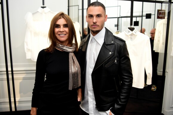 Carine Roitfeld et Baptiste Giabiconi assistent au vernissage de l'exposition "A Tribute to Karl Lagerfeld: The White Shirt Project". Paris, le 25 septembre 2019.