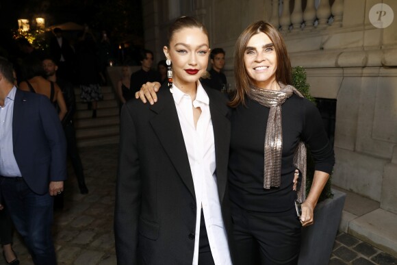 Gigi Hadid et Carine Roitfeld assistent au vernissage de l'exposition "A Tribute to Karl Lagerfeld: The White Shirt Project". Paris, le 25 septembre 2019.