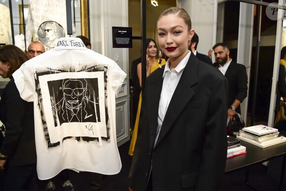 Gigi Hadid assiste au vernissage de l'exposition "A Tribute to Karl Lagerfeld: The White Shirt Project". Paris, le 25 septembre 2019.