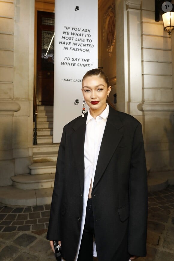 Gigi Hadid assiste au vernissage de l'exposition "A Tribute to Karl Lagerfeld: The White Shirt Project". Paris, le 25 septembre 2019.