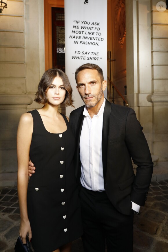 Kaia Gerber et Sebastien Jondeau assistent au vernissage de l'exposition "A Tribute to Karl Lagerfeld: The White Shirt Project". Paris, le 25 septembre 2019.