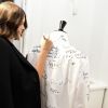 Kaia Gerber assiste au vernissage de l'exposition "A Tribute to Karl Lagerfeld: The White Shirt Project". Paris, le 25 septembre 2019.