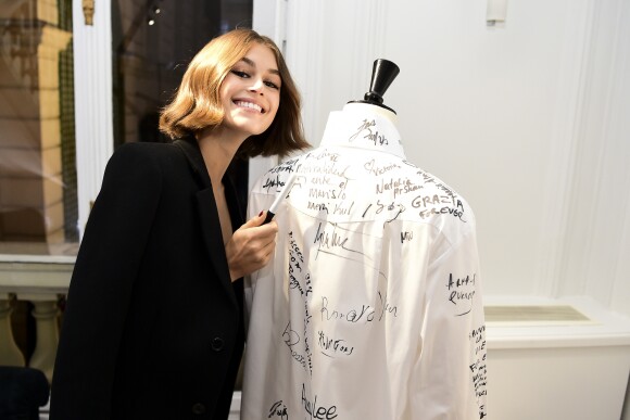 Kaia Gerber assiste au vernissage de l'exposition "A Tribute to Karl Lagerfeld: The White Shirt Project". Paris, le 25 septembre 2019.