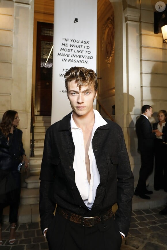 Lucky Blue Smith assiste au vernissage de l'exposition "A Tribute to Karl Lagerfeld: The White Shirt Project". Paris, le 25 septembre 2019.
