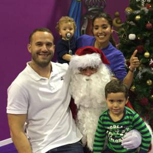 Frédéric Michalak, son épouse Cindy et leurs enfants Hugo et Jasen - Photo publiée le 16 décembre 2015