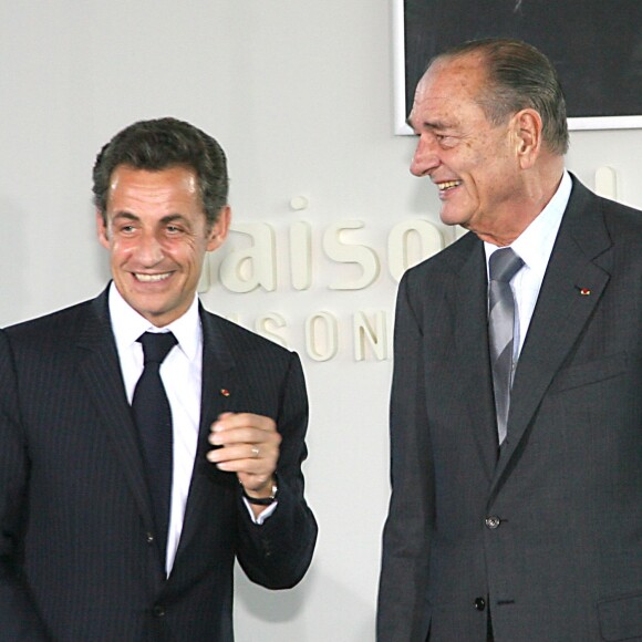 Nicolas Sarkozy et Jacques Chirac - Cérémonie de remises des insignes de Chevalier de la Légion d'Honneur à Bernadette Chirac à la maison Solenn, à Paris, le 18 mars 2009.