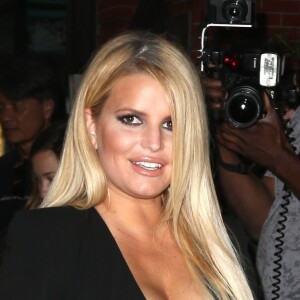 Jessica Simpson porte une robe noire très moulante et laisse entrevoir son soutien-gorge en dentelle à la sortie d'un hôtel à New York, le 25 septembre 2019