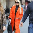 Jessica Simpson porte un long manteau orange dans les rues de New York, le 25 septembre 2019