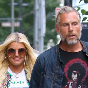 Jessica Simpson et son mari Eric Johnson se baladent en amoureux dans les rues de New York, le 1er août 2018