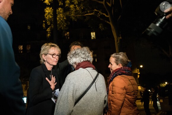 Claude Chirac très émue et son mari Frédéric Salat-Baroux ont tenu à remercier les Français qui faisaient la queue pour se rendre aux Invalides pour rendre un dernier Hommage à Jacques Chirac le 29 septembre 2019. © Cyril Moreau/Bestimage