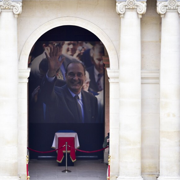 Recueillement populaire en hommage au président Jacques Chirac dans la cour des Invalides à Paris le 29 Septembre 2019. Des milliers de personnes se pressent et attendent des heures pour pouvoir se recueillir devant le cercueil de l'ancien président de la république. © JB Autissier / Panoramic / Bestimage