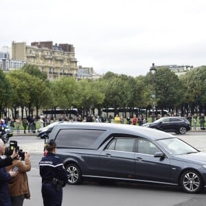 Convoi transportant le cercueil de l'ancien président français Jacques Chirac à Paris le 29 septembre 2019. Le convoi quitte son domicile rue de Tournon et arrive aux Invalides pour l'hommage populaire. La cour des Invalides est ouverte au public pour ceux qui souhaitent se recueillir. Le convoi est salué par les applaudissements de la foule. © JB Autissier / Panoramic / Bestimage