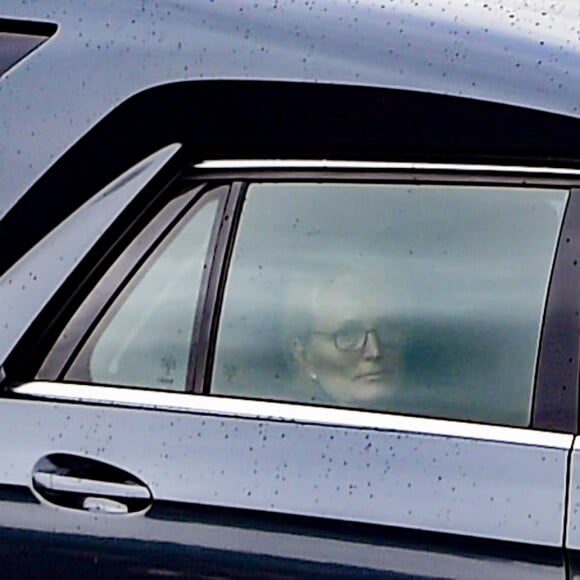 Claude Chirac et son mari Frédéric Salat-Baroux - Convoi transportant le cercueil de l'ancien président français Jacques Chirac à Paris le 29 septembre 2019. Le convoi quitte son domicile rue de Tournon et arrive aux Invalides pour l'hommage populaire. La cour des Invalides est ouverte au public pour ceux qui souhaitent se recueillir. © JB Autissier / Panoramic / Bestimage