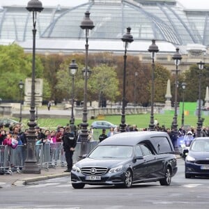 Convoi transportant le cercueil de l'ancien président français Jacques Chirac à Paris le 29 septembre 2019. Le convoi quitte son domicile rue de Tournon et arrive aux Invalides pour l'hommage populaire. La cour des Invalides est ouverte au public pour ceux qui souhaitent se recueillir. Le convoi est salué par les applaudissements de la foule. © JB Autissier / Panoramic / Bestimage