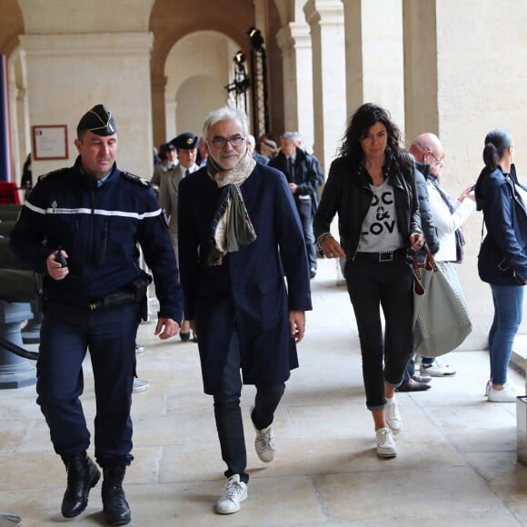 Pascal Praud et sa femme - Recueillement populaire en hommage au président Jacques Chirac dans la cour des Invalides à Paris le 29 Septembre 2019. Des milliers de personnes se pressent et attendent des heures pour pouvoir se recueillir devant le cercueil de l'ancien président de la république. © Dominique Jacovides - Cyril Moreau / Bestimage