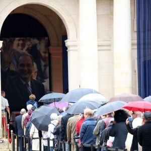 Recueillement populaire en hommage au président Jacques Chirac dans la cour des Invalides à Paris le 29 Septembre 2019. Des milliers de personnes se pressent et attendent des heures pour pouvoir se recueillir devant le cercueil de l'ancien président de la république. © Dominique Jacovides - Cyril Moreau / Bestimage