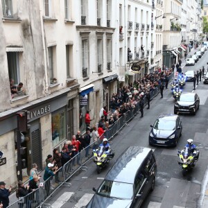 Convoi transportant le cercueil de l'ancien président français Jacques Chirac à Paris le 29 septembre 2019. Le convoi quitte son domicile rue de Tournon et arrive aux Invalides pour l'hommage populaire. La cour des Invalides est ouverte au public pour ceux qui souhaitent se recueillir. Le convoi est salué par les applaudissements de la foule.