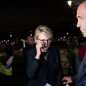 Claude Chirac très émue et son mari Frédéric Salat-Baroux ont tenu à remercier les Français qui faisaient la queue pour se rendre aux Invalides pour rendre un dernier Hommage à Jacques Chirac le 29 septembre 2019. © Cyril Moreau/Bestimage