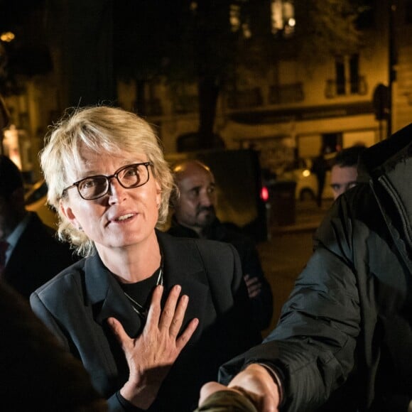 Claude Chirac très émue et son mari Frédéric Salat-Baroux ont tenu à remercier les Français qui faisaient la queue pour se rendre aux Invalides pour rendre un dernier Hommage à Jacques Chirac le 29 septembre 2019. © Cyril Moreau/Bestimage