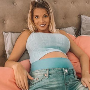 Jessica Thivenin, enceinte de 5 mois, pose sur Instagram, le 30 juin 2019