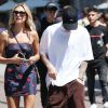 Justin Bieber et sa femme Hailey Baldwin Bieber se promènent en amoureux à The Grove dans le quartier de West Hollywood à Los Angeles, le 11 août 2019