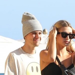 Justin Bieber et sa femme Hailey Baldwin sont allés déjeuner au restaurant Nobu à Malibu. Le couple était accompagné de leur entourage.
