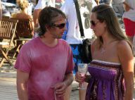 James Blunt : la belle vie à Ibiza ! Les pieds dans le sable, un verre à la main et... une jolie brune pour compagnie !