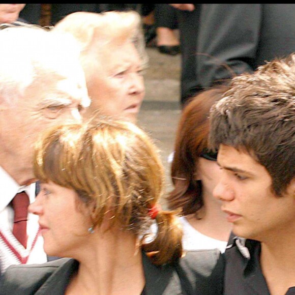 Obseques de Georges de Caunes à la Cathedrale Saint-Louis Antoine de Caunes et ses enfants, Emma et Louis de Caunes 29/06/2004 - La Rochelle