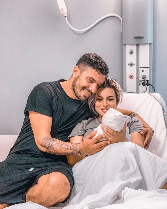 Kevin Guedj et Carla Moreau à l'hôpital, le jour de l'accouchement de leur fille Ruby, le 1er octobre 2019, sur Instagram