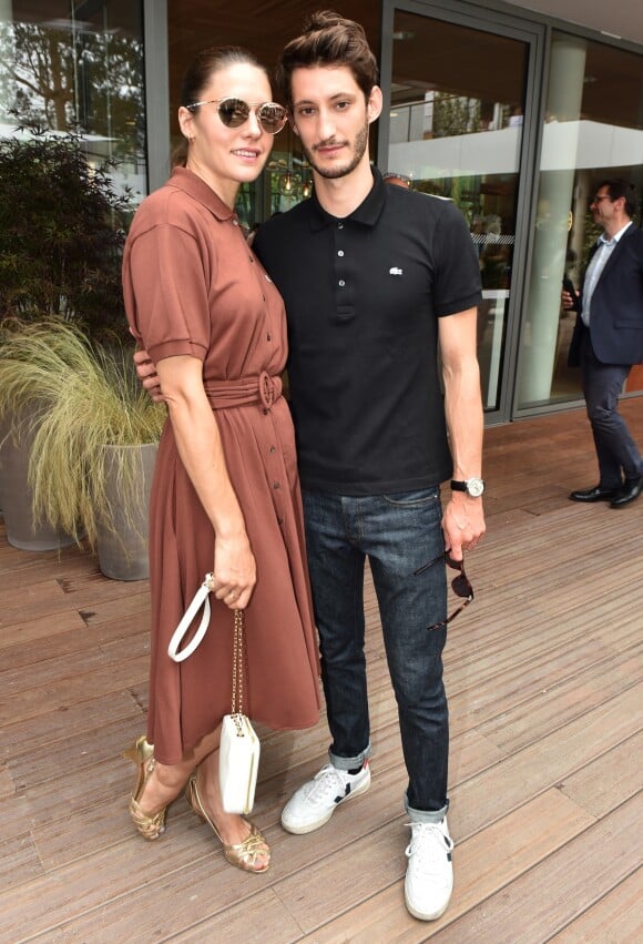 Pierre Niney et sa compagne Natasha Andrews au village lors des internationaux de France à Roland Garros le 10 juin 2018. © Veeren / Bestimage
