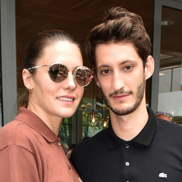 Pierre Niney et sa compagne Natasha Andrews au village lors des internationaux de France à Roland Garros le 10 juin 2018. © Veeren / Bestimage