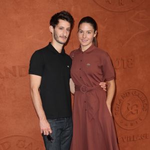 Pierre Niney et sa compagne Natasha Andrews au village lors des internationaux de tennis de Roland Garros à Paris, le 10 juin 2018. © Moreau-Jacovides/Bestimage