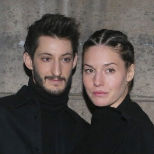 Pierre Niney et sa compagne Natasha Andrews arrivent au défilé "H&M - Collection prêt-à-porter printemps-été 2018" au musée des arts décoratifs de Paris, le 28 février 2018.