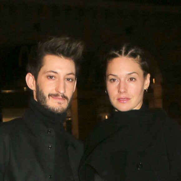 Pierre Niney et sa compagne Natasha Andrews arrivent au défilé "H&M - Collection prêt-à-porter printemps-été 2018" au musée des arts décoratifs de Paris, le 28 février 2018.