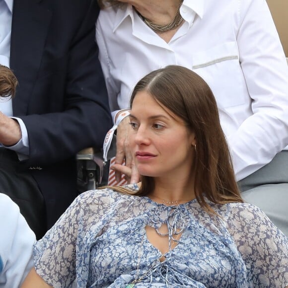 Pierre Niney et sa compagne Natasha Andrews enceinte de leur 2ème enfant - Célébrités dans les tribunes des internationaux de France de tennis de Roland Garros à Paris, France, le 9 juin 2019. © Jacovides-Moreau/Bestimage