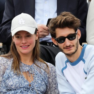 Pierre Niney et sa compagne Natasha Andrews (enceinte) - Célébrités dans les tribunes des internationaux de France de tennis de Roland Garros à Paris, France, le 9 juin 2019. © Jacovides-Moreau/Bestimage