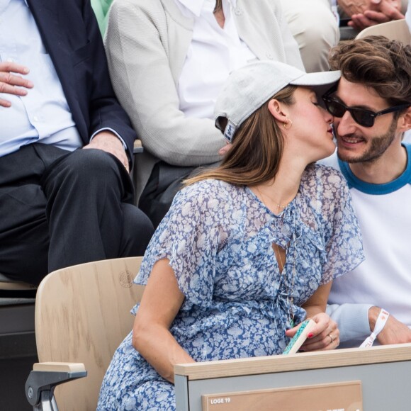 Pierre Niney et sa compagne Natasha Andrews enceinte de leur 2ème enfant - People dans les tribunes lors de la finale messieurs des internationaux de France de tennis de Roland Garros 2019 à Paris le 9 juin 2019. © Jacovides-Moreau/Bestimage