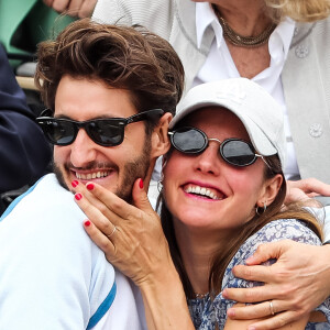 Pierre Niney et sa compagne Natasha Andrews enceinte de leur 2ème enfant - People dans les tribunes lors de la finale messieurs des internationaux de France de tennis de Roland Garros 2019 à Paris le 9 juin 2019. © Jacovides-Moreau/Bestimage