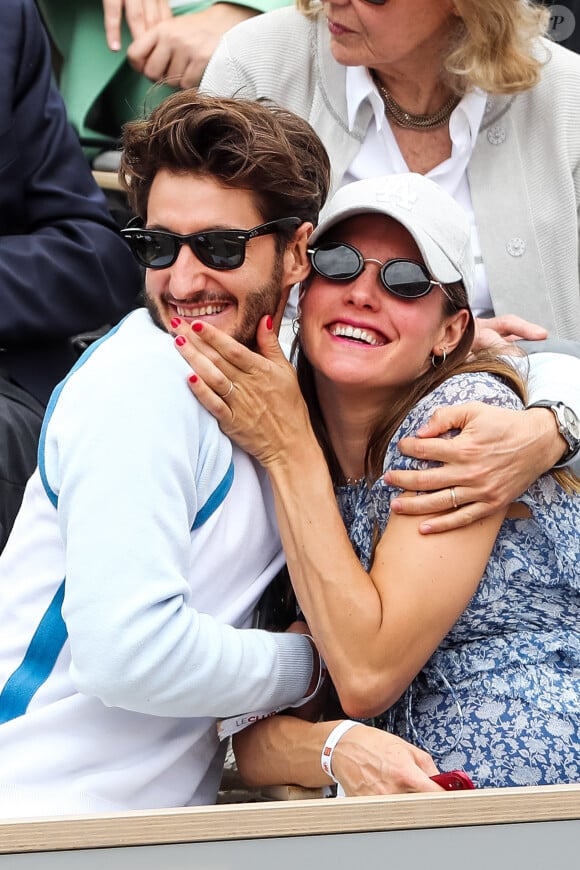 Pierre Niney et sa compagne Natasha Andrews enceinte de leur 2ème enfant - People dans les tribunes lors de la finale messieurs des internationaux de France de tennis de Roland Garros 2019 à Paris le 9 juin 2019. © Jacovides-Moreau/Bestimage