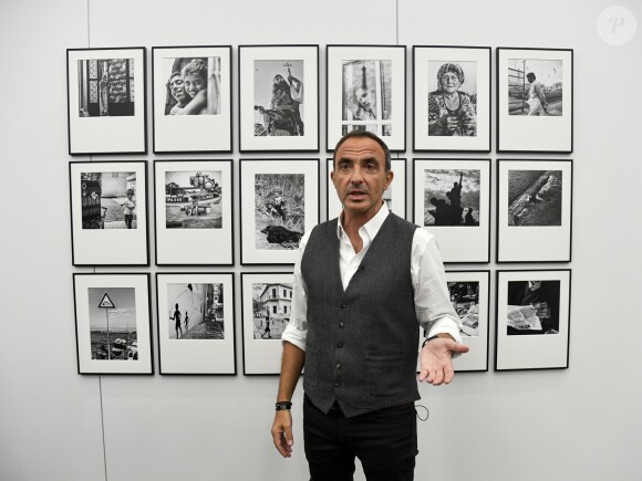 Exclusif - Nikos Aliagas lance son exposition "L'EPREUVE DU TEMPS - INSTANTS PHOTOGRAPHIQUES" et de la sortie de son livre "L'EPREUVE DU TEMPS" sur le toit de la grande Arche de la Défense à Paris, France, le 25 octobre 2018. © Pierre Perusseau/Bestimage